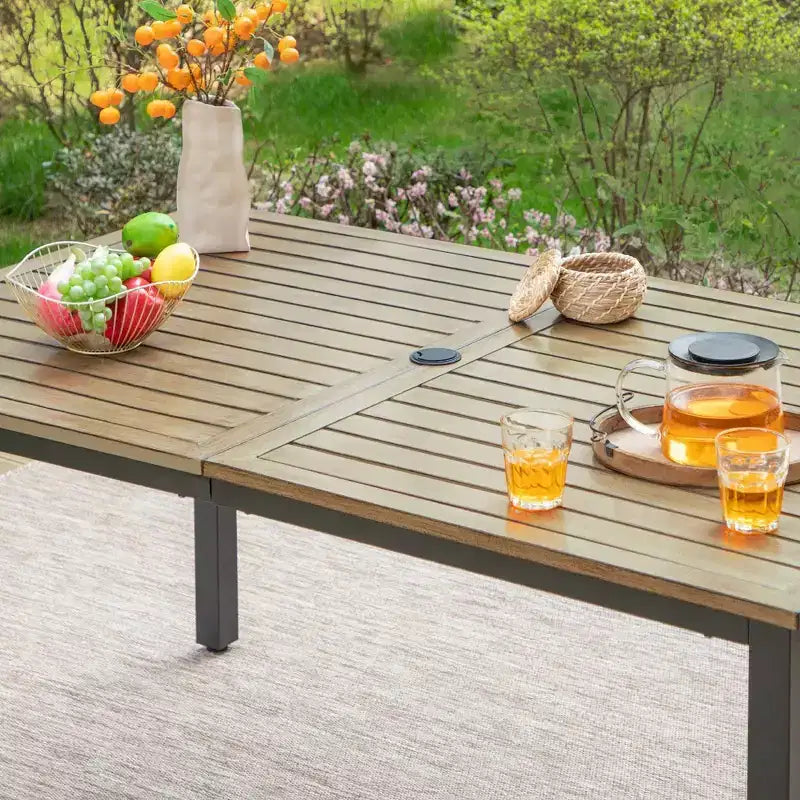 Set da pranzo da 7 pezzi in metallo per patio con tavolo rettangolare effetto legno e 6 sedie impilabili - Captiva Designs