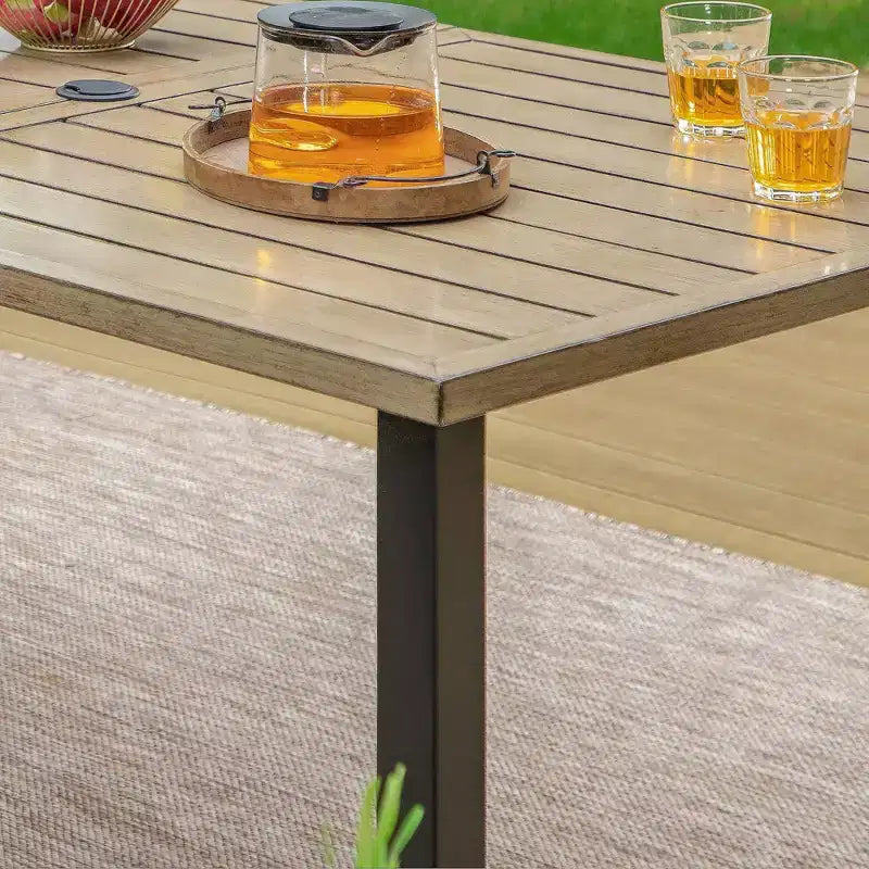 Ensemble de salle à manger 7 pièces pour terrasse avec table rectangulaire imitation bois avec trou pour parasol et chaises - Captiva Designs : Résistant aux intempéries, structure en acier