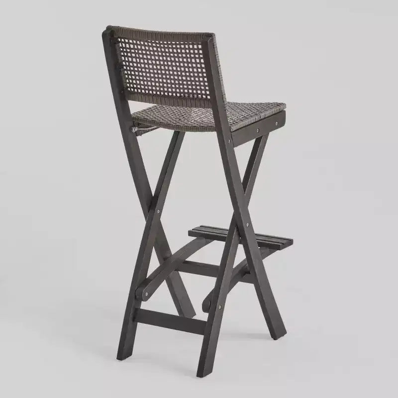 Polaris Set Bar da 26" Quadrato in 3 Pezzi in Legno e Vimini Grigio Scuro - Christopher Knight Home: Set da Pranzo per Patio Resistente alle Intemperie con 2 Sgabelli