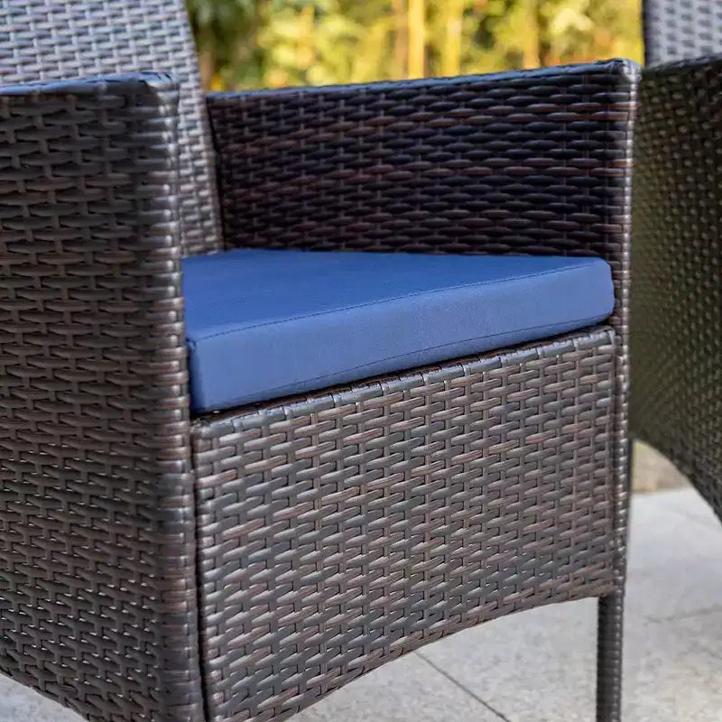 Set da pranzo da 7 pezzi per patio con tavolo rettangolare in acciaio e sedie in rattan con schienale chiuso blu/marrone - Captiva Designs