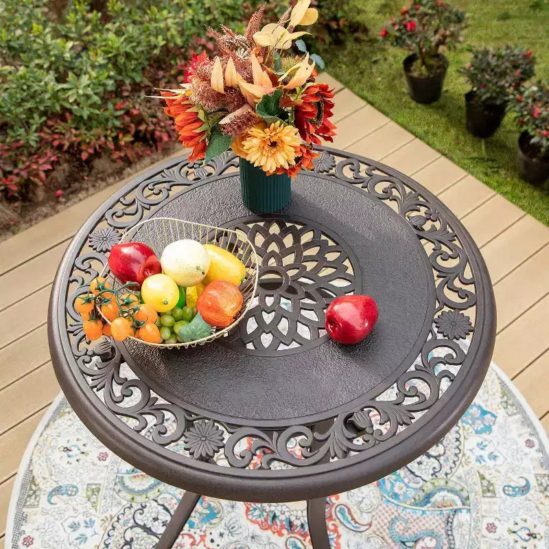 Set da pranzo da esterno Captiva Designs in alluminio pressofuso da 3 pezzi: Finitura bronzo, resistente all'acqua e alla ruggine, include 2 sedie a braccioli, 1 tavolo