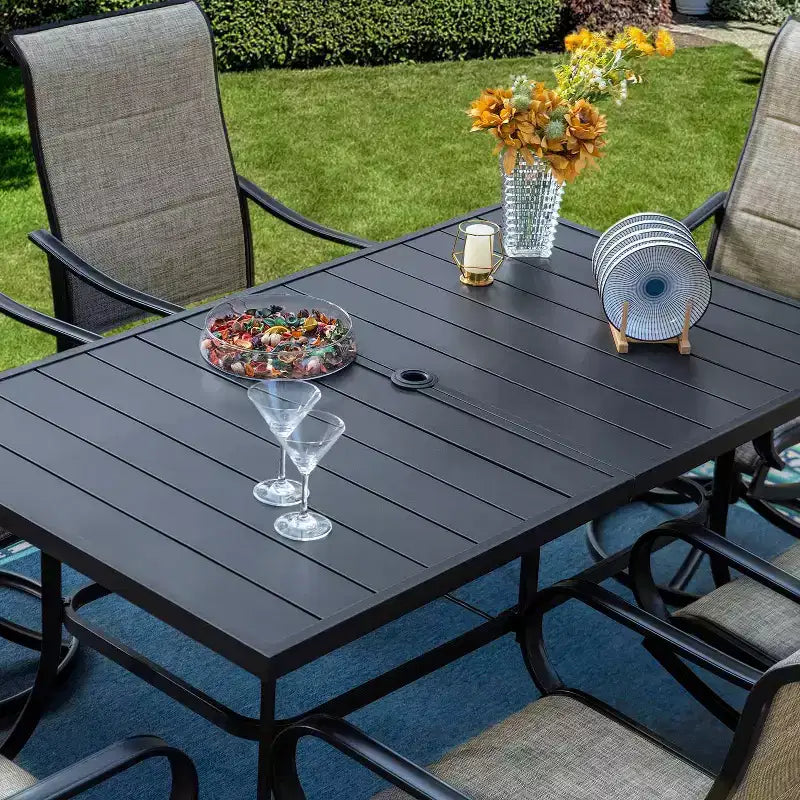 Set da pranzo da 7 pezzi per esterni con tavolo rettangolare con foro per ombrellone da 4 cm e sedie a braccioli imbottite girevoli a 360° in acciaio - Captiva Designs