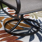 Set da pranzo da 7 pezzi per esterni con tavolo rettangolare con foro per ombrellone da 4 cm e sedie a braccioli imbottite girevoli a 360° in acciaio - Captiva Designs