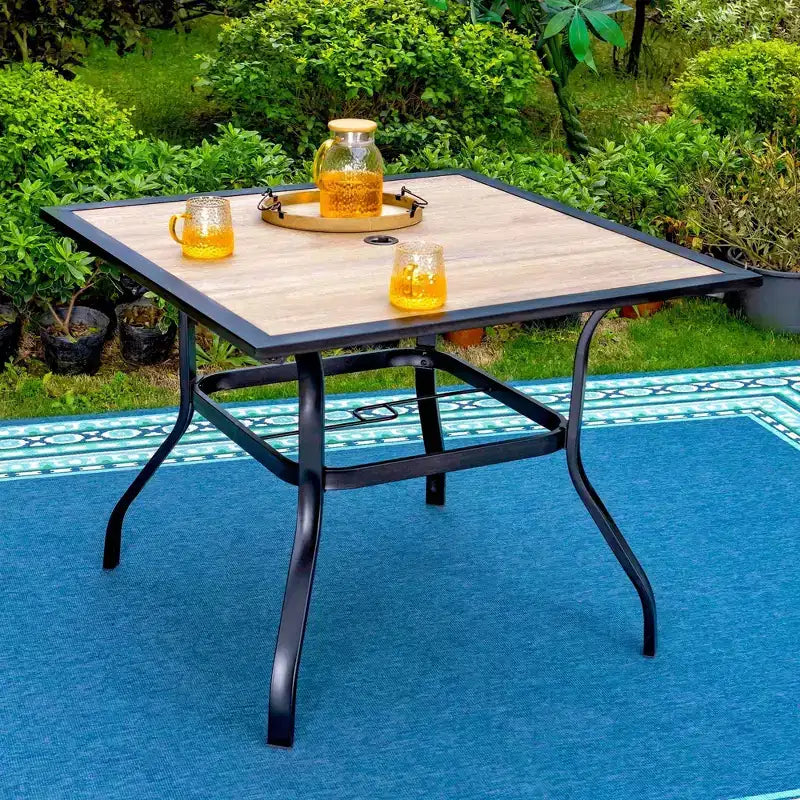 Set da pranzo da esterni 5 pezzi con sedie girevoli con cuscini spessi per seduta e schienale e tavolo quadrato in finto legno con foro per ombrellone - Captiva Designs