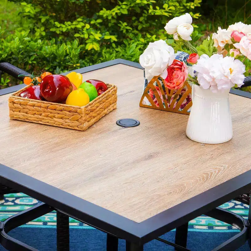 Set da pranzo da esterni 5 pezzi con sedie girevoli con cuscini spessi per seduta e schienale e tavolo quadrato in finto legno con foro per ombrellone - Captiva Designs