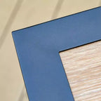 Set da pranzo da esterni 5 pezzi con sedie girevoli con cuscini spessi per seduta e schienale e tavolo quadrato in finto legno con foro per ombrellone - Captiva Designs