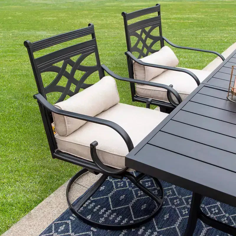 Set da pranzo da esterni 5 pezzi con sedie girevoli con cuscini spessi per seduta e schienale e tavolo quadrato in finto legno con foro per ombrellone - Captiva Designs
