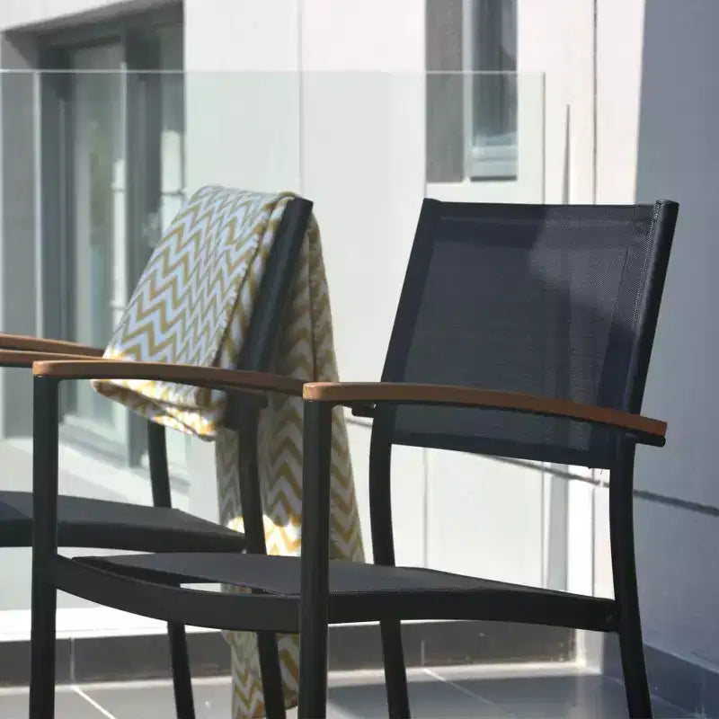 Set da pranzo rettangolare allungabile da patio Amazonia Lapa 7 pezzi in alluminio e legno con finitura in teak 100% nero