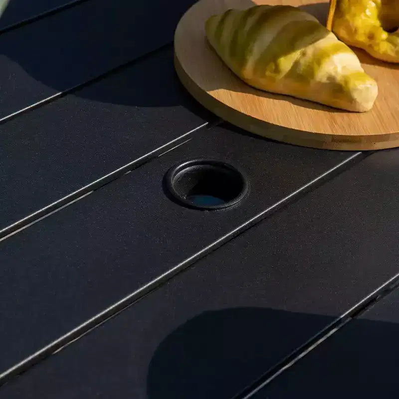 Ensemble de patio avec table en acier avec trou pour parasol de 1,57 po et chaises pivotantes à 360° en textilène - Captiva Designs