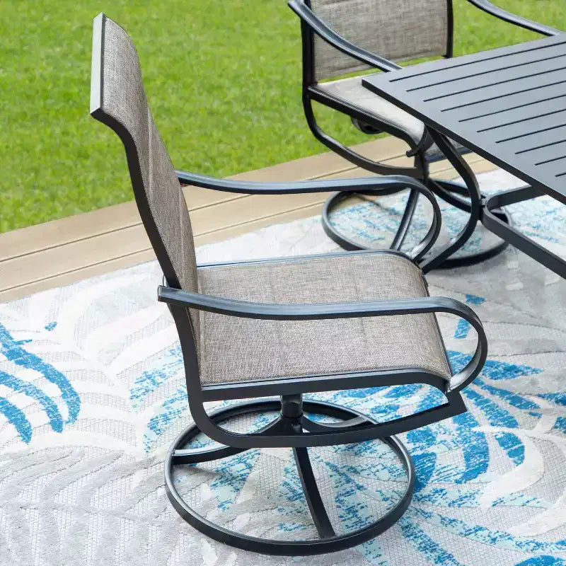 Ensemble de patio avec table en acier avec trou pour parasol de 1,57 po et chaises pivotantes à 360° en textilène - Captiva Designs