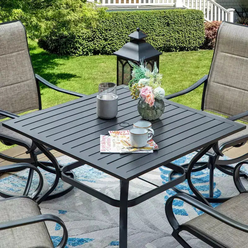 Ensemble de patio avec table en acier avec trou pour parasol de 1,57 po et chaises pivotantes à 360° en textilène - Captiva Designs