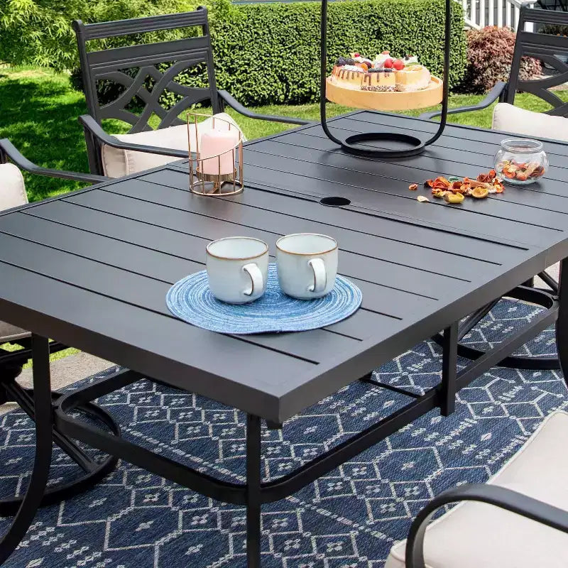 Set da pranzo da esterno 7 pezzi con sedie girevoli con cuscini e tavolo in acciaio con foro per ombrellone - Captiva Designs