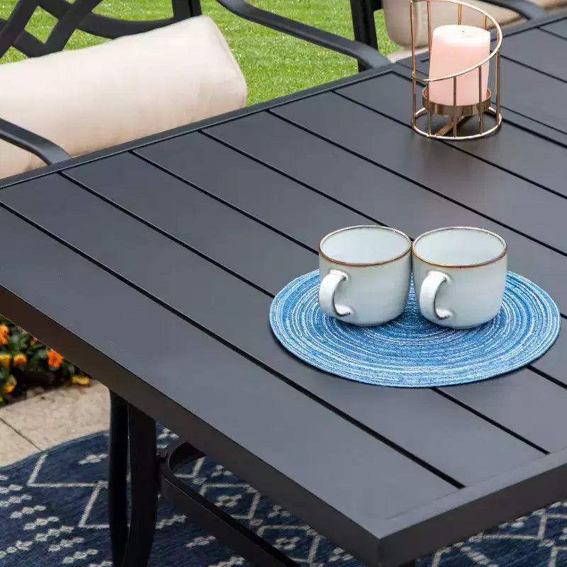 Set da pranzo da esterno 7 pezzi con sedie girevoli con cuscini e tavolo in acciaio con foro per ombrellone - Captiva Designs