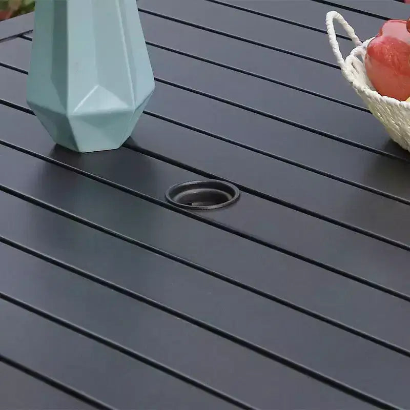 Set da pranzo da esterni da 5 pezzi con tavolo quadrato a doghe in metallo con foro per ombrellone da 1,57" - Captiva Designs: Set di mobili da patio per 4 persone, acciaio verniciato a polvere