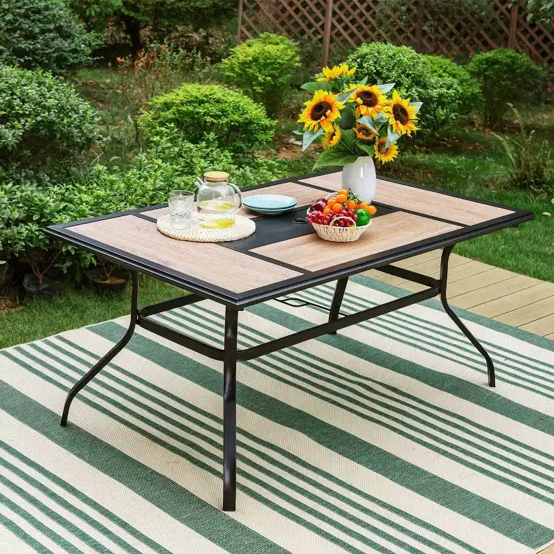 Set da pranzo da esterno 7 pezzi con 2 sedie girevoli e tavolo in finto legno con foro per ombrellone - Captiva Designs: Arredamento da patio resistente alle intemperie