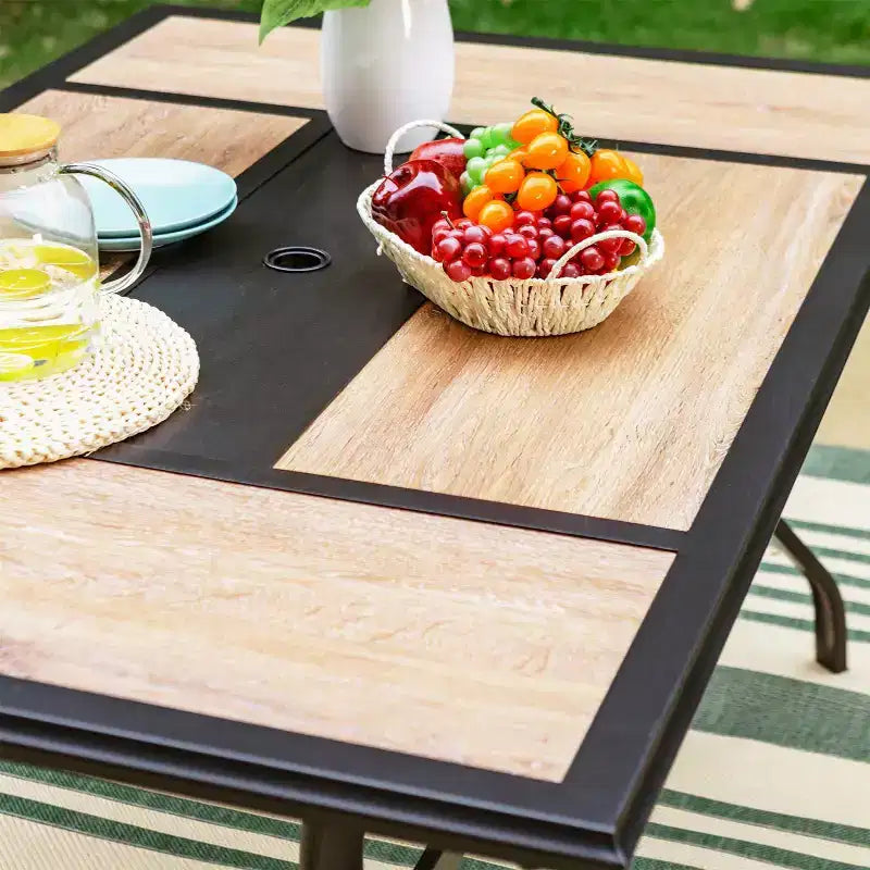 Set da pranzo da esterno 7 pezzi con 2 sedie girevoli e tavolo in finto legno con foro per ombrellone - Captiva Designs: Arredamento da patio resistente alle intemperie
