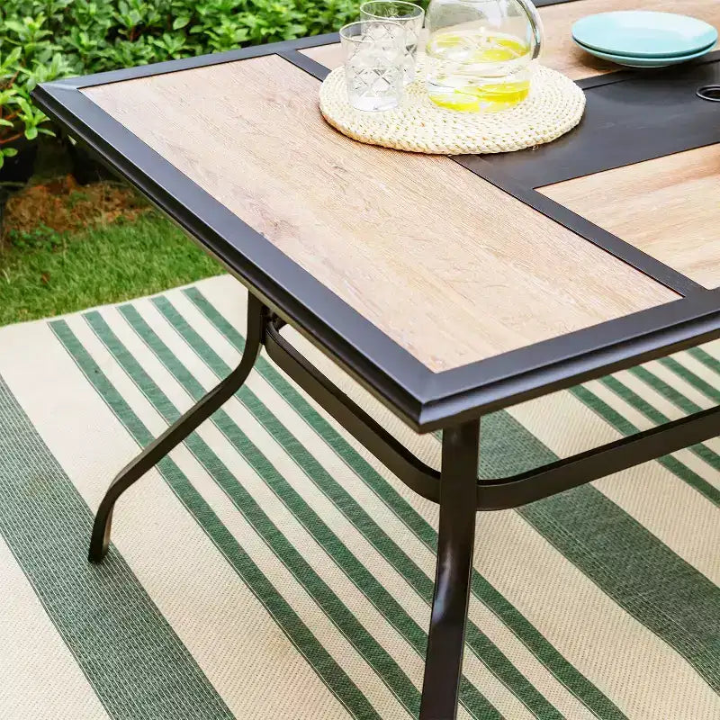 Set da pranzo da esterno 7 pezzi con 2 sedie girevoli e tavolo in finto legno con foro per ombrellone - Captiva Designs: Arredamento da patio resistente alle intemperie