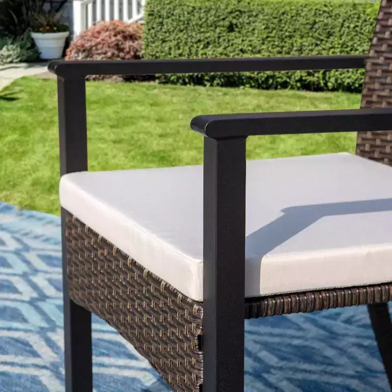 Set da pranzo per esterni 7 pezzi: tavolo in acciaio, sedie in vimini, cuscini - Captiva Designs