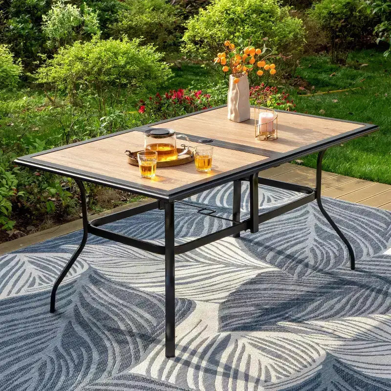 Set da pranzo per patio da 7 pezzi con tavolo in finto legno/acciaio con foro per ombrellone e sedie a sdraio - Captiva Designs