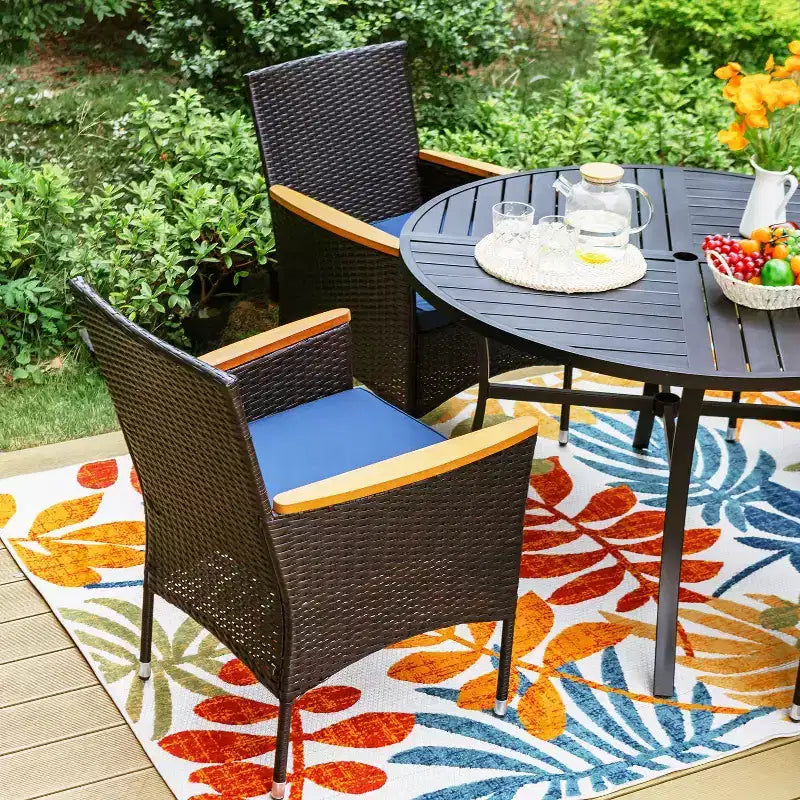 Set da pranzo da esterno 5 pezzi con sedie in vimini con cuscini e tavolo rotondo in metallo con foro per ombrellone - Blu - Captiva Designs