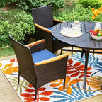 Set da pranzo da esterno 5 pezzi con sedie in vimini con cuscini e tavolo rotondo in metallo con foro per ombrellone - Blu - Captiva Designs