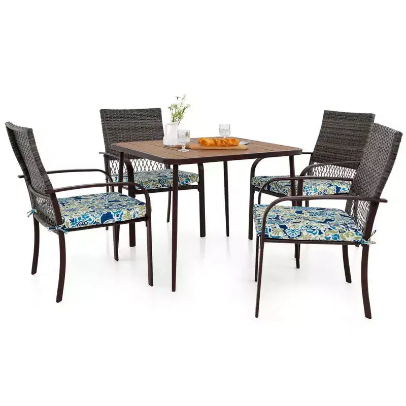 Set da pranzo da patio Costway 5 pezzi con tavolo in legno-plastica e foro per ombrellone per cortile