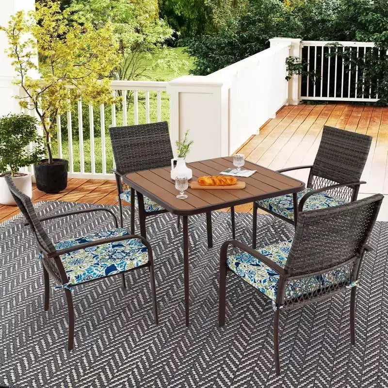 Set da pranzo da patio Costway 5 pezzi con tavolo in legno-plastica e foro per ombrellone per cortile