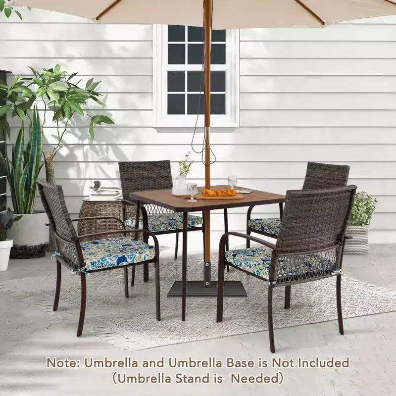 Set da pranzo da patio Costway 5 pezzi con tavolo in legno-plastica e foro per ombrellone per cortile