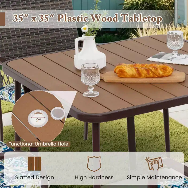 Set da pranzo da patio Costway 5 pezzi con tavolo in legno-plastica e foro per ombrellone per cortile