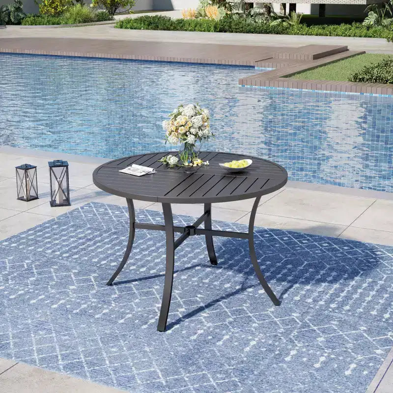Captiva Designs Set da pranzo da esterno 5 pezzi con tavolo rotondo in acciaio con piano a doghe e sedie in rattan beige con cuscini spessi