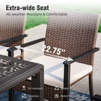 Captiva Designs Set da pranzo 7 pezzi con tavolo in acciaio con ripiano a doghe e foro per ombrellone e sedie in rattan con braccioli imbottiti