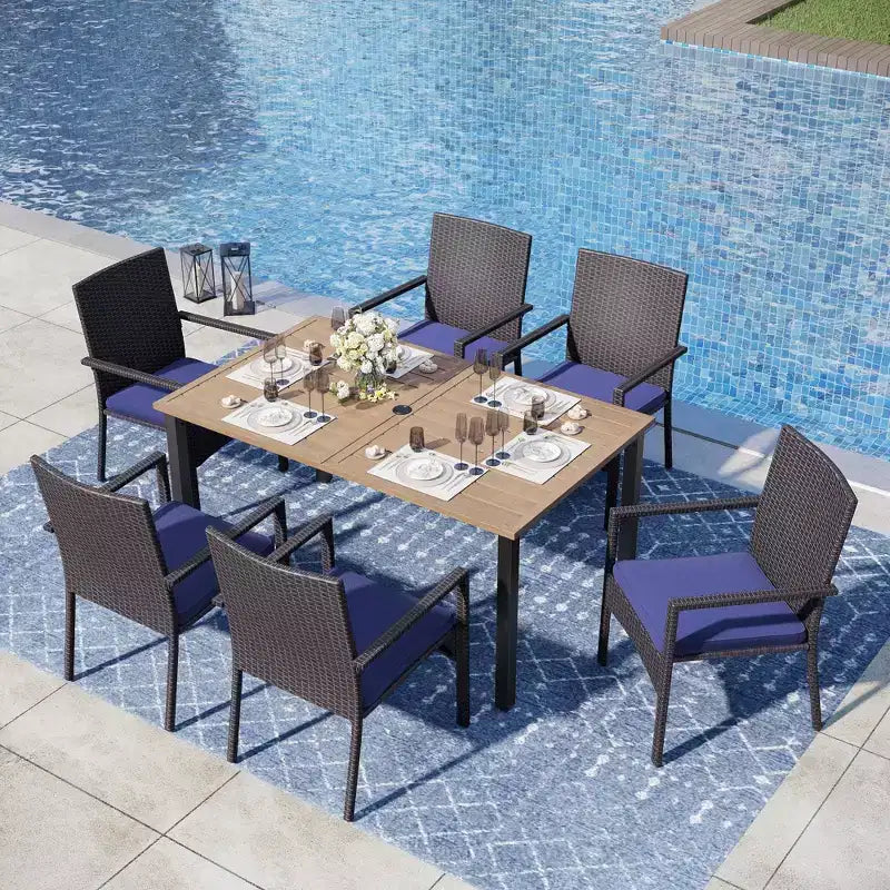 Captiva Designs - Ensemble de salle à manger 7 pièces en acier avec table à plateau à lattes, trou pour parasol et chaises en rotin avec accoudoirs coussinés