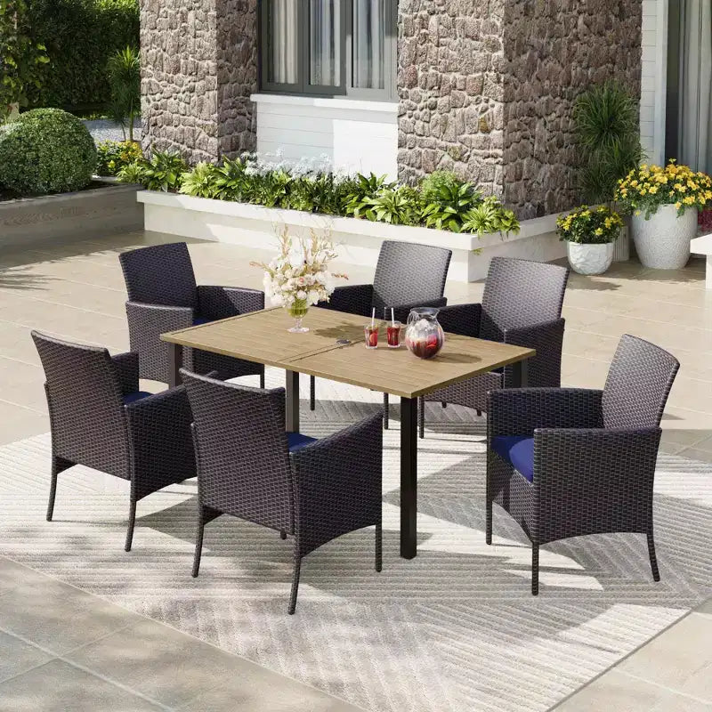 Captiva Designs - Ensemble de salle à manger 7 pièces en acier avec table à plateau à lattes, trou pour parasol et chaises en rotin avec accoudoirs coussinés
