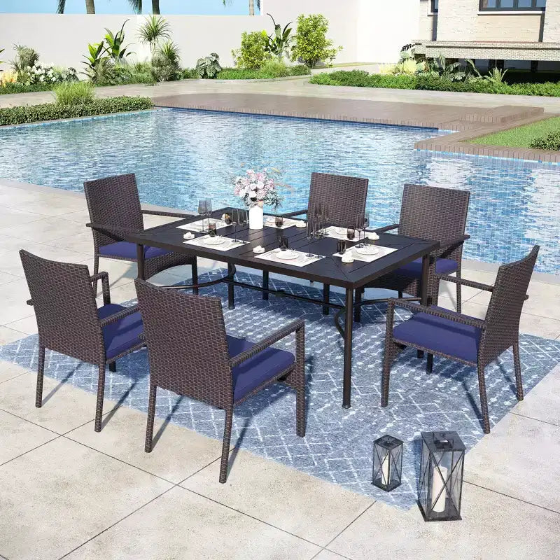 Table de salle à manger d'extérieur Captiva Designs 7 pièces en acier noir avec trou pour parasol et chaises en rotin avec accoudoirs rembourrés