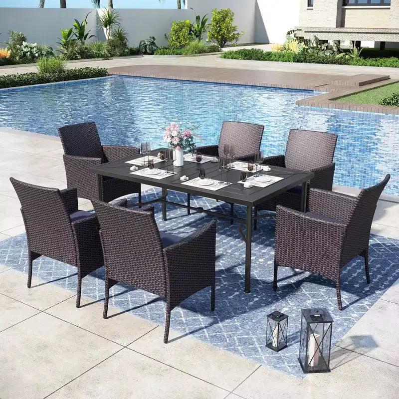 Table de salle à manger d'extérieur Captiva Designs 7 pièces en acier noir avec trou pour parasol et chaises en rotin avec accoudoirs rembourrés