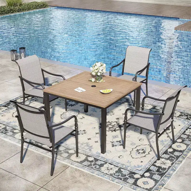 Captiva Designs Ensemble repas de 5 pièces pour terrasse – Table de salle à manger en acier avec trou pour parasol et chaises avec accoudoirs en textilène gris