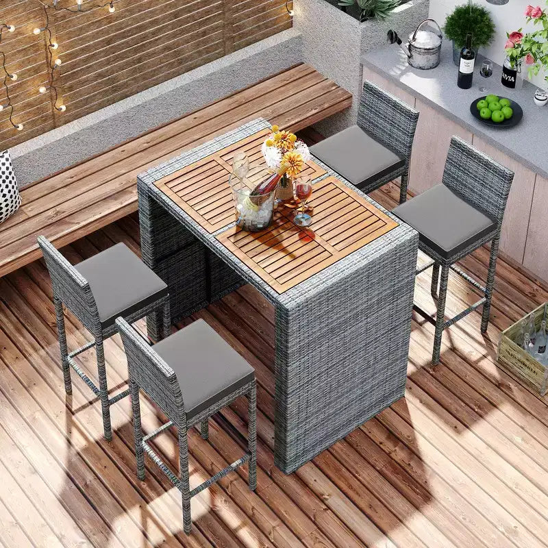 Set da bar da esterno Whisen a 5 pezzi in vimini di rattan PE con tavolo pieghevole e cuscini