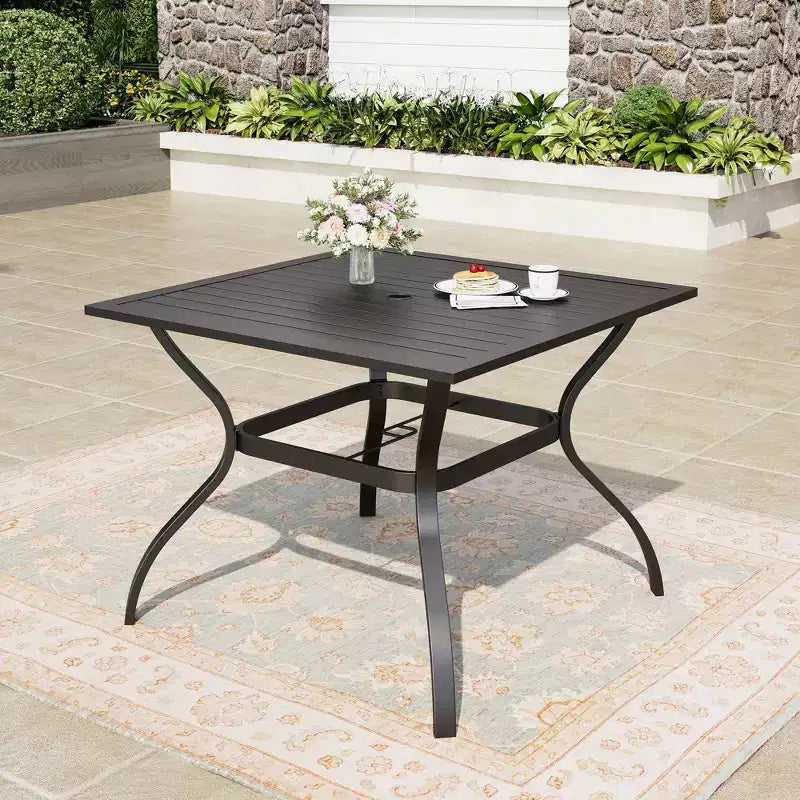 Set da pranzo da patio Captiva Designs con tavolo in acciaio a doghe e sedie in metallo con cuscini