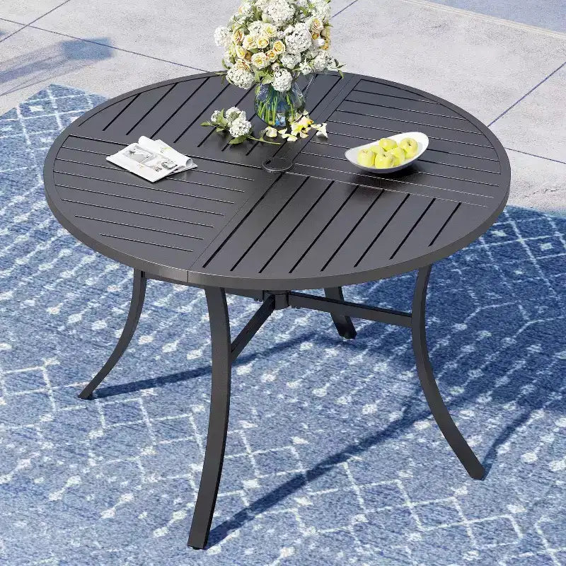 Set da pranzo da patio Captiva Designs con tavolo in acciaio a doghe e sedie in metallo con cuscini