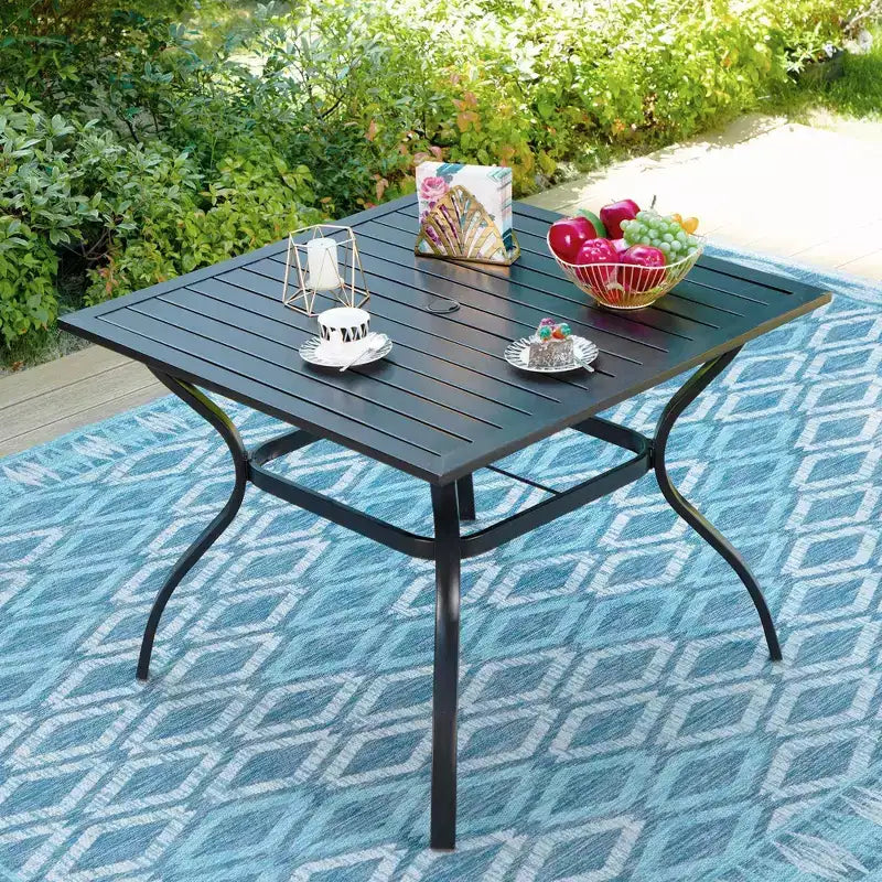 Set da pranzo da patio Captiva Designs con tavolo in acciaio a doghe e sedie in metallo con cuscini