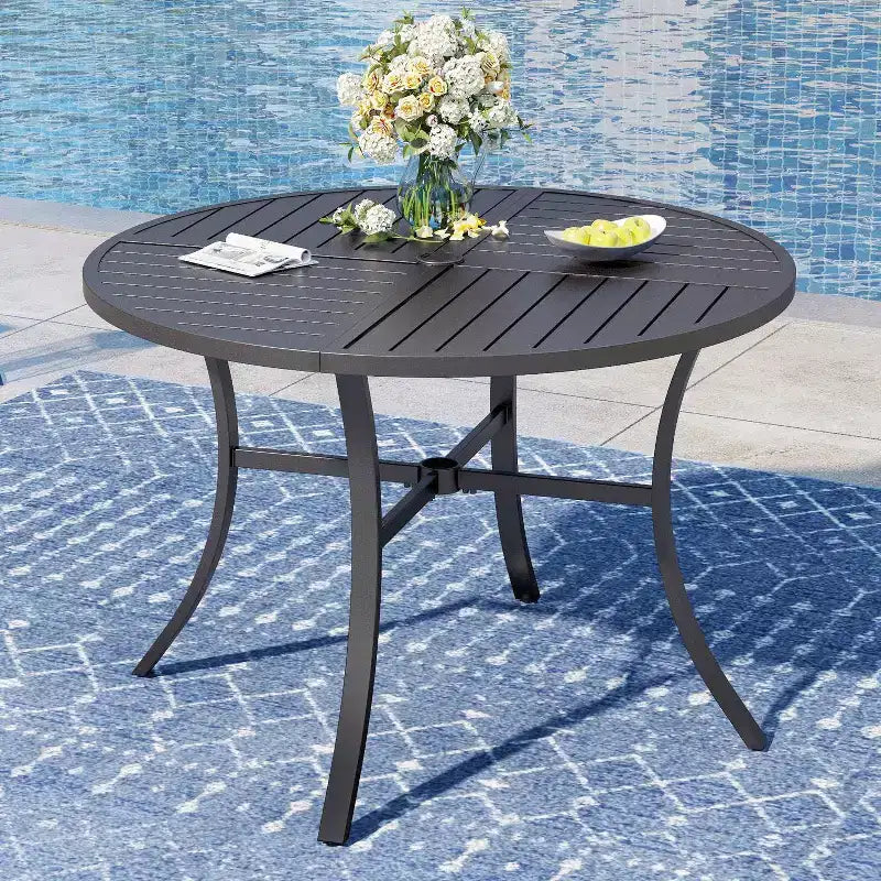 Set da pranzo da patio Captiva Designs con tavolo in acciaio a doghe e sedie in metallo con cuscini