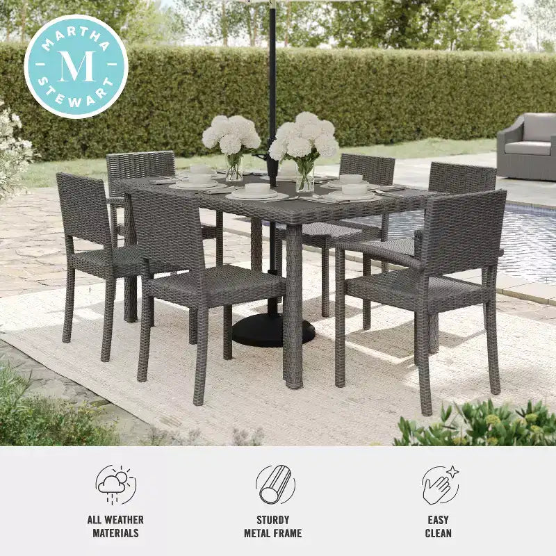 Set da pranzo Martha Stewart Bedford da 7 pezzi per interni ed esterni con 6 sedie impilabili e tavolo da patio da 62 pollici con piano in legno composito in vimini di rattan