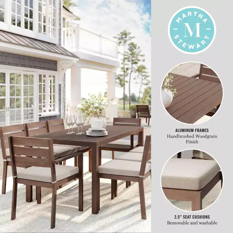Set da patio Martha Stewart Bedford per interni-esterni con tavolo da 71 pollici e 8 sedie da pranzo con finitura in alluminio spazzolato effetto legno e cuscini per seduta resistenti alle intemperie