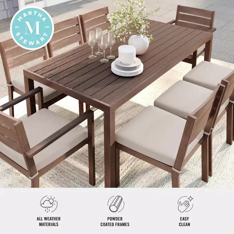 Set da patio Martha Stewart Bedford per interni-esterni con tavolo da 71 pollici e 8 sedie da pranzo con finitura in alluminio spazzolato effetto legno e cuscini per seduta resistenti alle intemperie