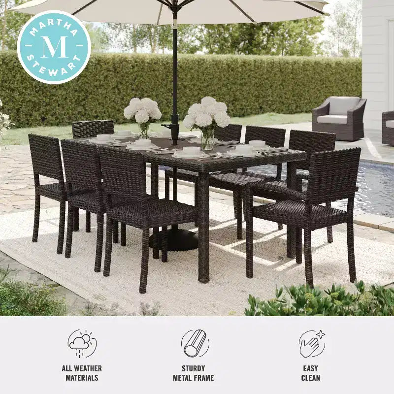 Set da pranzo per interni ed esterni Martha Stewart Bedford da 9 pezzi con 8 sedie da pranzo impilabili e tavolo da patio da 71 pollici con piano in legno composito in rattan intrecciato