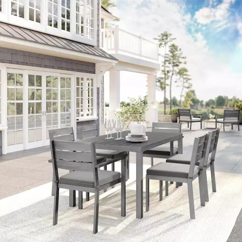 Set da patio Martha Stewart Bedford per interni ed esterni con tavolo da 62 pollici e 6 sedie da pranzo con finitura in alluminio spazzolato effetto legno e cuscino di seduta per tutte le stagioni