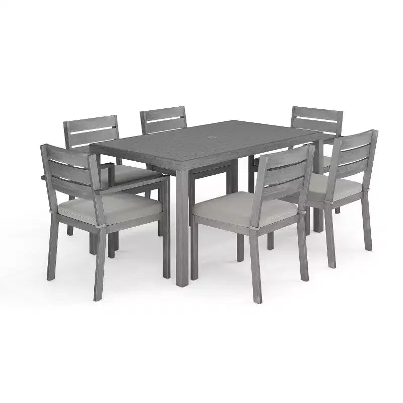 Ensemble de patio intérieur/extérieur Martha Stewart Bedford avec table de 62 po et 6 chaises de salle à manger avec finition en aluminium brossé imitation bois et coussins toutes saisons