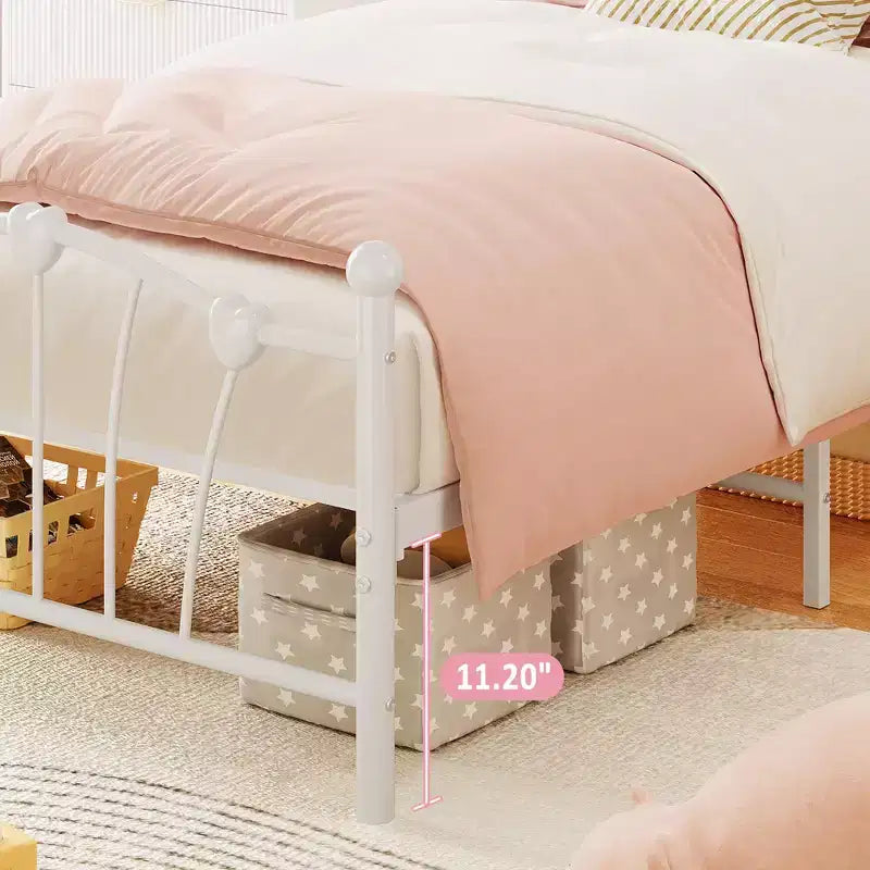 Struttura per letto singolo
Struttura del letto in metallo a forma di cuore con testiera/pediera e spazio di archiviazione sotto il letto
Non è necessaria la rete a molle
