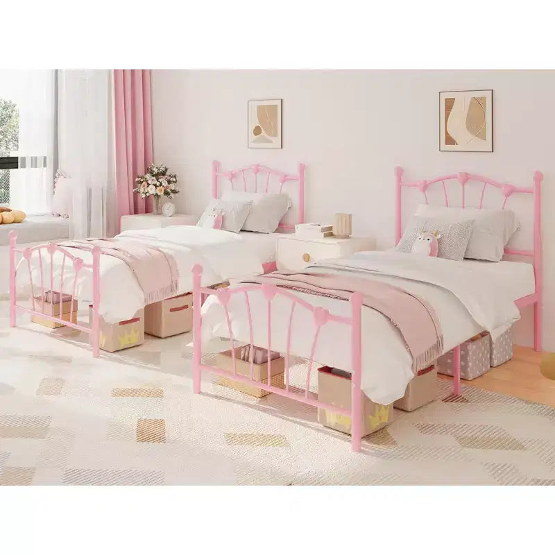 Struttura per letto singolo
Struttura del letto in metallo a forma di cuore con testiera/pediera e spazio di archiviazione sotto il letto
Non è necessaria la rete a molle