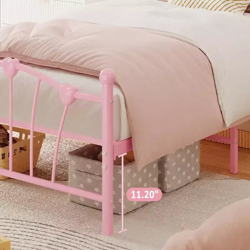 Struttura per letto singolo
Struttura del letto in metallo a forma di cuore con testiera/pediera e spazio di archiviazione sotto il letto
Non è necessaria la rete a molle